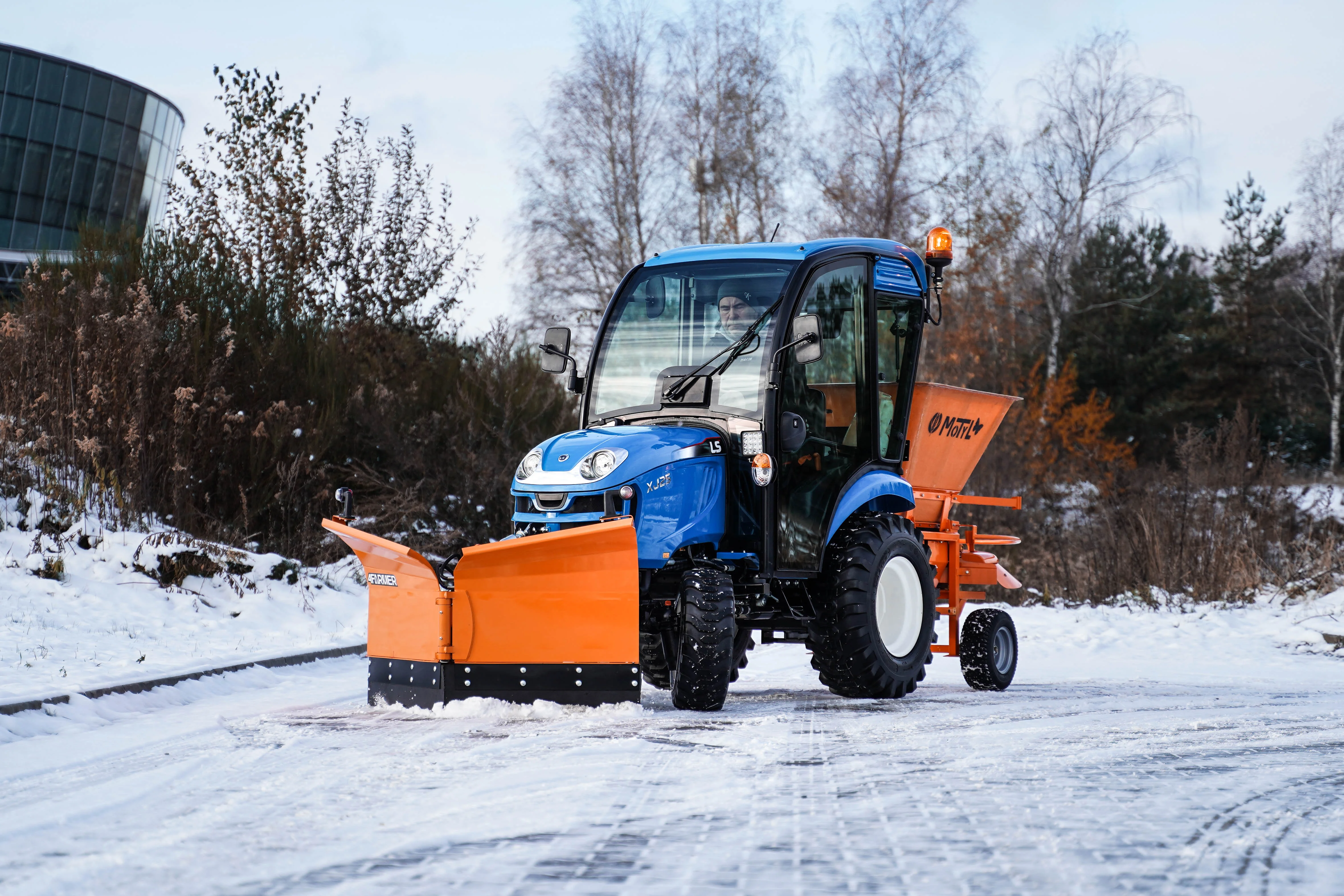 Kompaktný traktor LS Tractor XJ 25 pre každú sezónu!