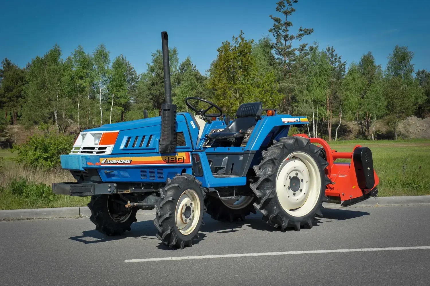 Iseki TU180 with 18 HP 4x4 drive and a heavy flail mower with a working width of 105 cm.