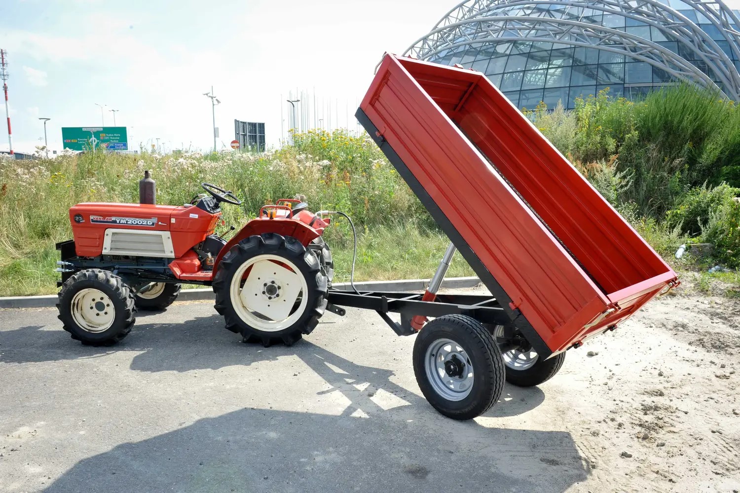 Hydraulicky ovládaný sklápač 7CX-1(E)n s traktorom Yanmar YM2002D