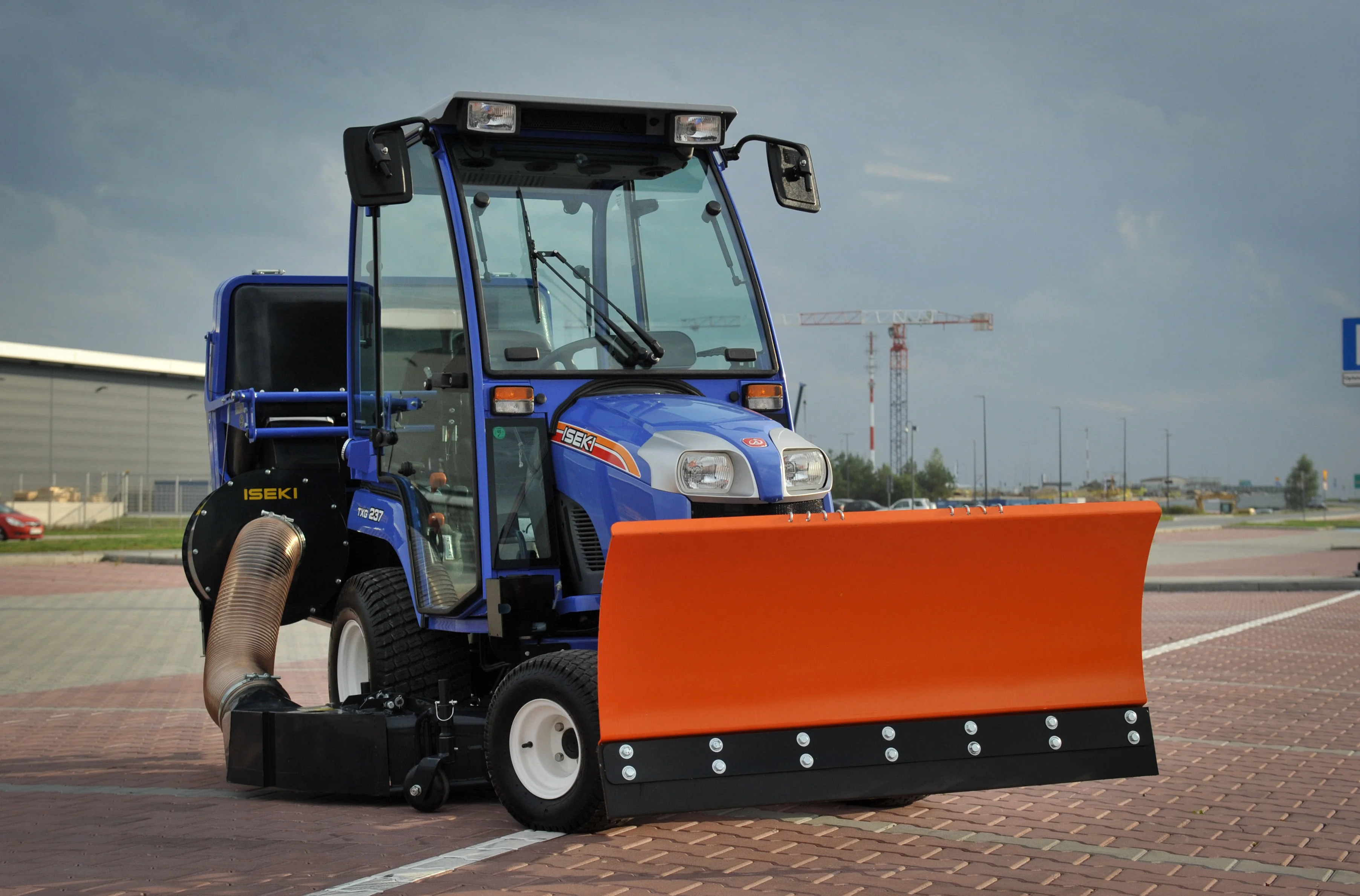 Iseki TXG237, 3-cylinder diesel with 27 HP - version with cab, grass catcher and snow plow
