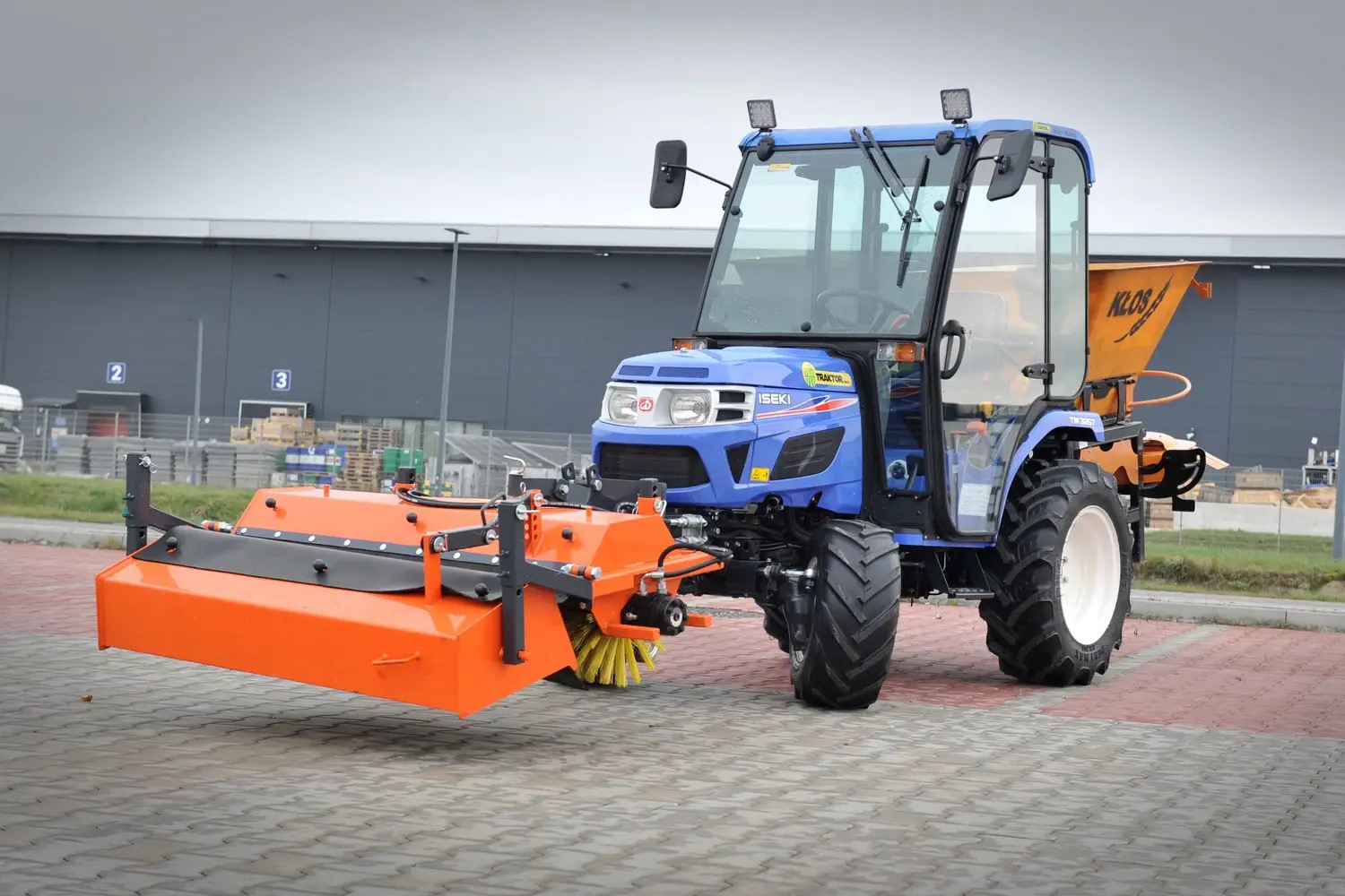 Tractor municipal Iseki TM3267 AL con tracción 4x4, 30 CV + esparcidor de materiales a granel KŁOS + barredora de 120 cm