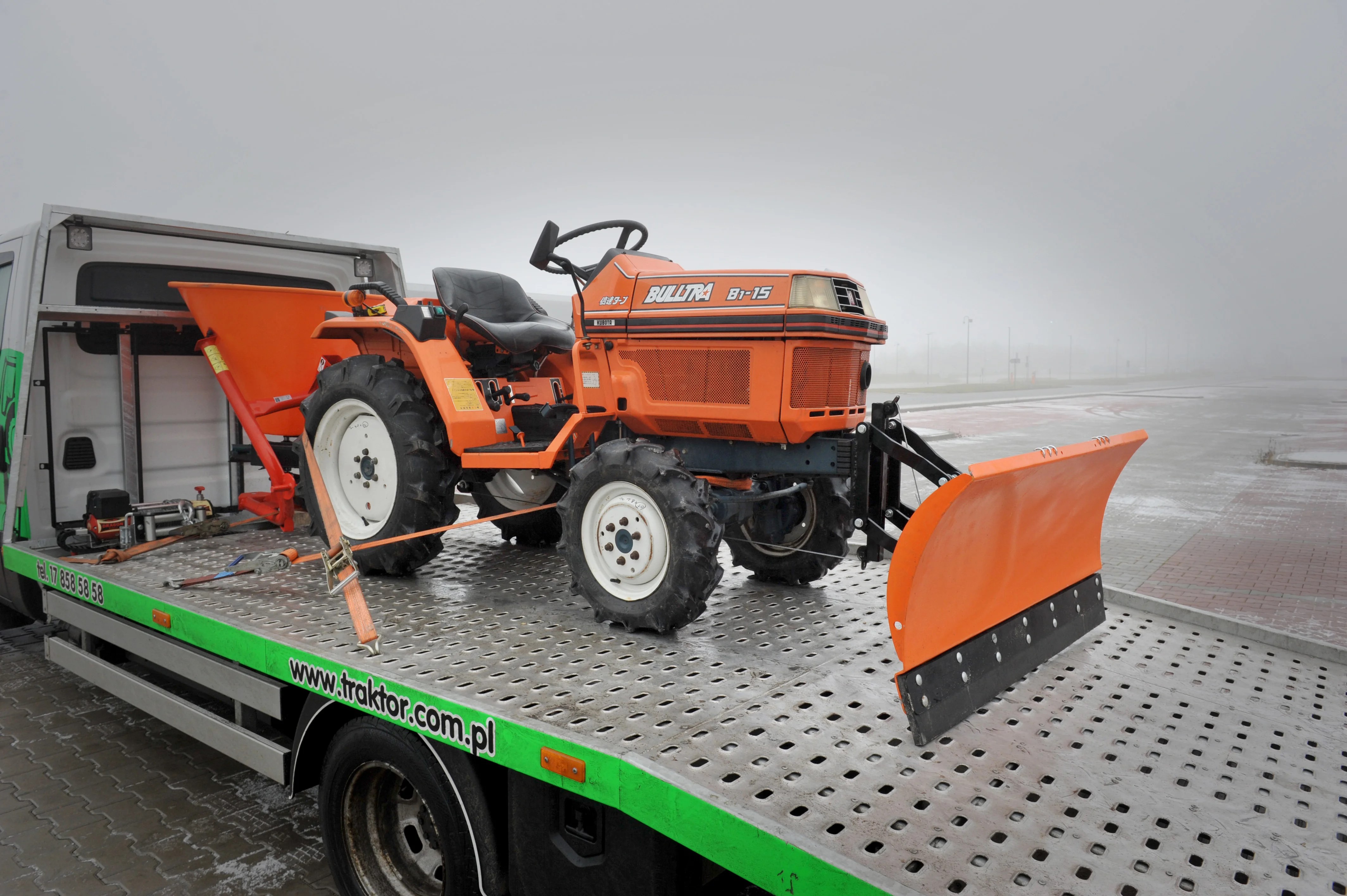 Zima to czas na... Kubota Bulltra B1-15 + pług do odśnieżania + posypywarka