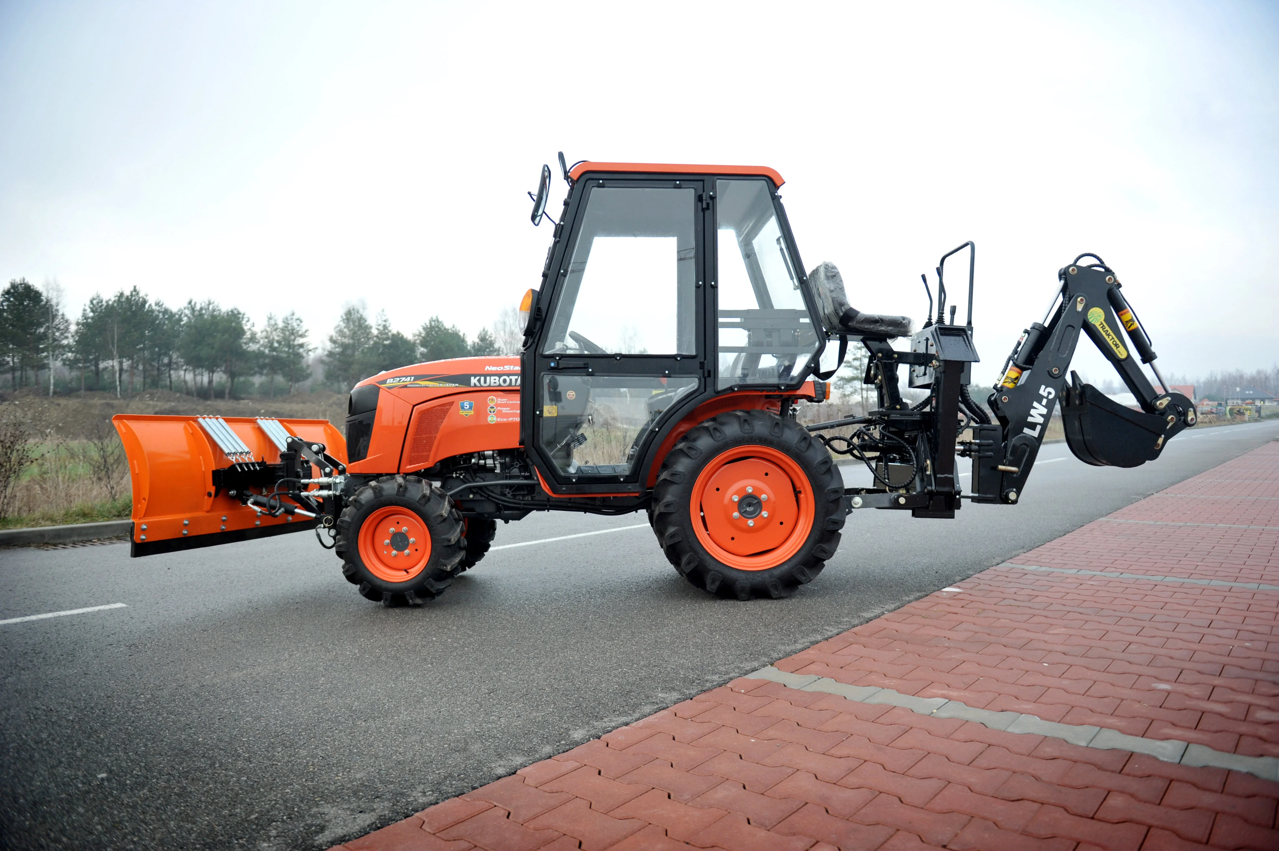 Kubota B2741 4x4 27 HP + traktorbagr LW-5 + sněhový pluh